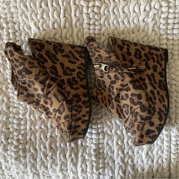 3/$35 ✨ CATO Leopard print wedges - Picture 3 of 9